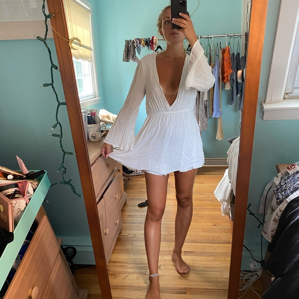 White bell sleeve boutique dress